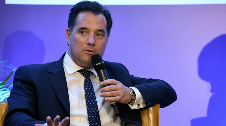 Ο Άδωνις προσπαθεί να μαζέψει "τα σπασμένα": Κανιβαλισμός για τον 80χρονο