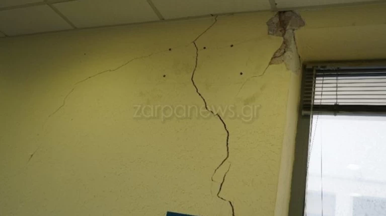 Χανιά: Έκλεισε η Εφορία μετά το σεισμό - 'Επεσαν σοβάδες, τεράστια ρωγμή