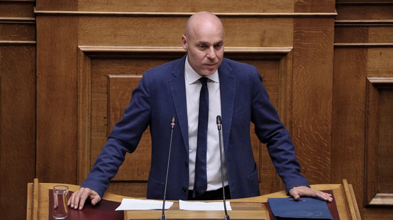 Την κατασκευή ράμπας ΑμεΑ στον Άγνωστο Στρατιώτη ζητά ο Αμυράς