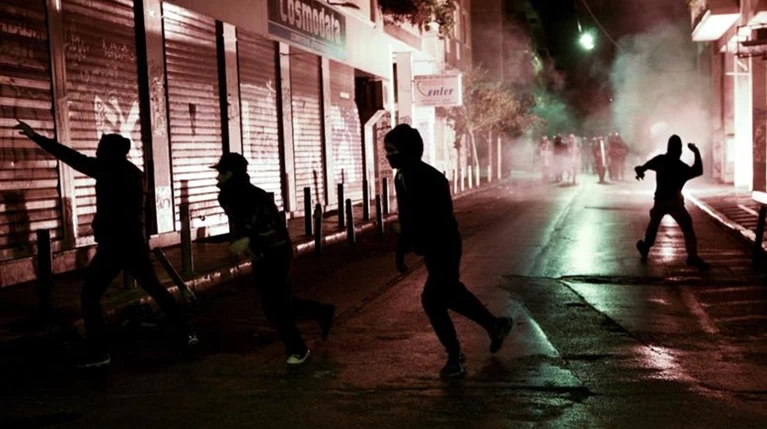 Επίθεση με μολότοφ σε διμοιρία ΜΑΤ που φυλάει εκκενωμένο κτίριο
