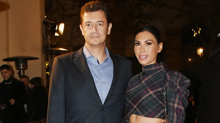Ιωάννα Μπούκη: Η σύζυγος του Σρόιτερ με μοδάτη και αποκαλυπτική εμφάνιση