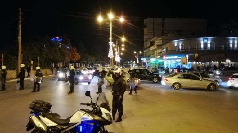Χανιά: Ένταση και συμπλοκές αντιεξουσιαστών - ΜΑΤ στην Πλατεία Αγοράς