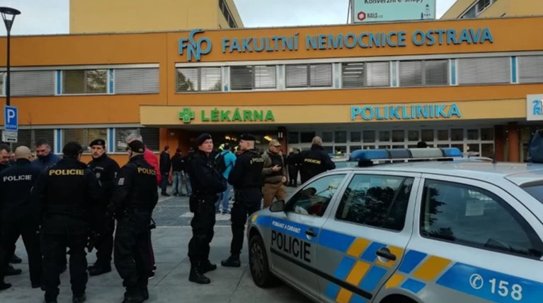 Στους έξι οι νεκροί από πυρά σε νοσοκομείο στην Τσεχία