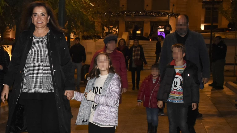 Η Ντόρα Μπακογιάννη με την εγγονή της στη φωταγώγηση του Συντάγματος
