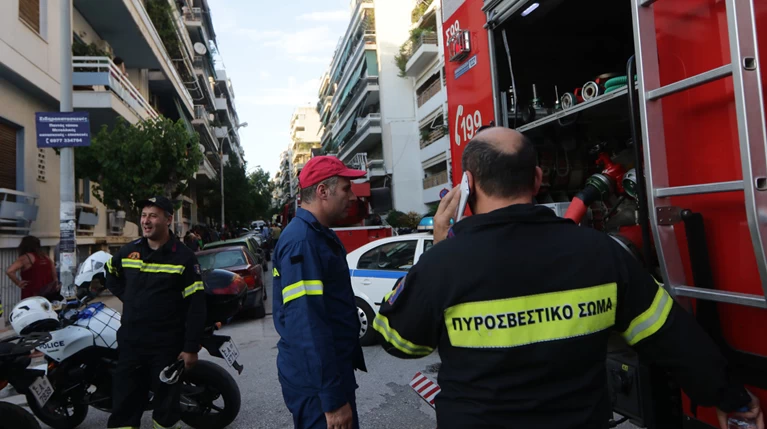 Συναγερμός στην Ερμού - πυρκαγιά σε κτίριο