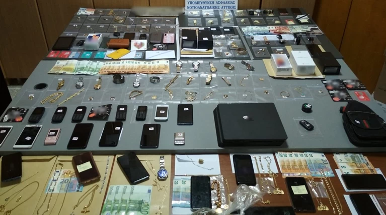 Απίστευτοι διάλογοι της σπείρας που έκλεβε ηλικιωμένους - 16 συλλήψεις