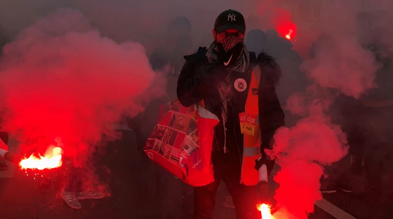 Χάος στη Γαλλία: Aπεργοί έκοψαν το ρεύμα σε χιλιάδες σπίτια