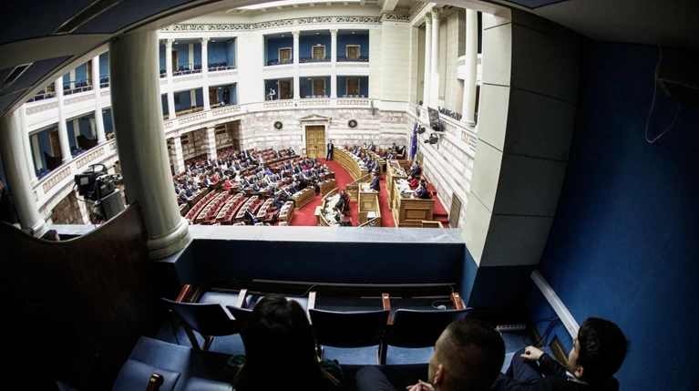 Βουλή: Το άλμπουμ της συζήτησης - Ποιές τράβηξαν τα φλας