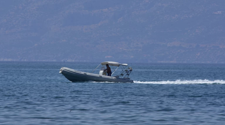Ταχύπλοο εμβόλισε βάρκα στη Γλυφάδα - Τραυματίας ο ψαράς