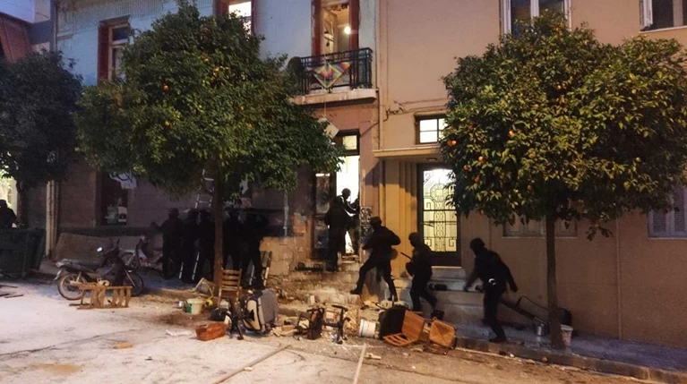 Κουκάκι: Πώς οι δημοσιογράφοι έφτασαν πριν από την ΕΛΑΣ...