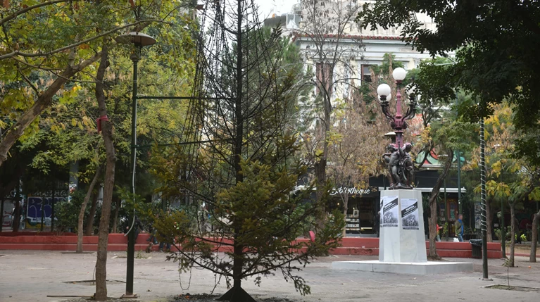 Αυτό απέμεινε από το Χριστουγεννιάτικο δέντρο στα Εξάρχεια- Ενα κουφάρι...