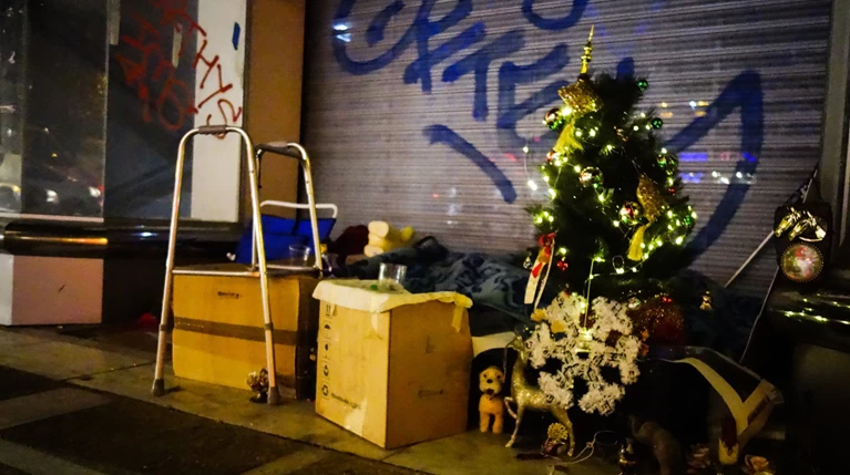 Συγκινητικό: Αστεγος στόλισε δέντρο στο σημείο που κοιμάται