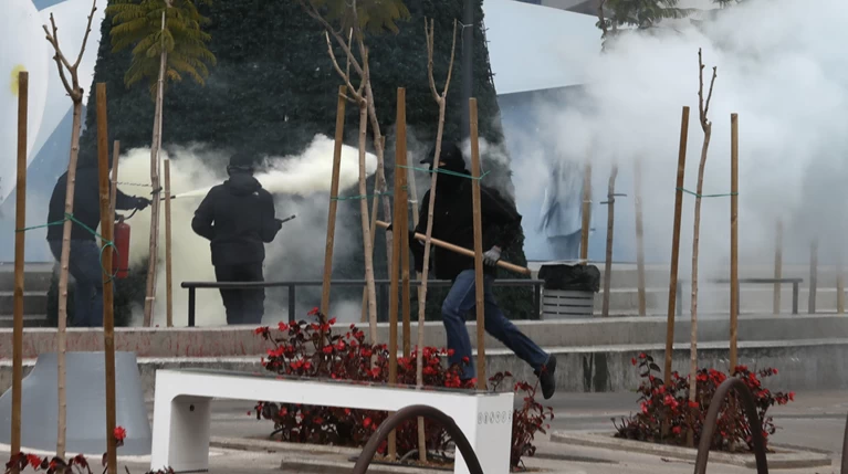 Σοβαρά επεισόδια στο Μαρούσι - Συμπλοκές ΜΑΤ αντιεξουσιαστών
