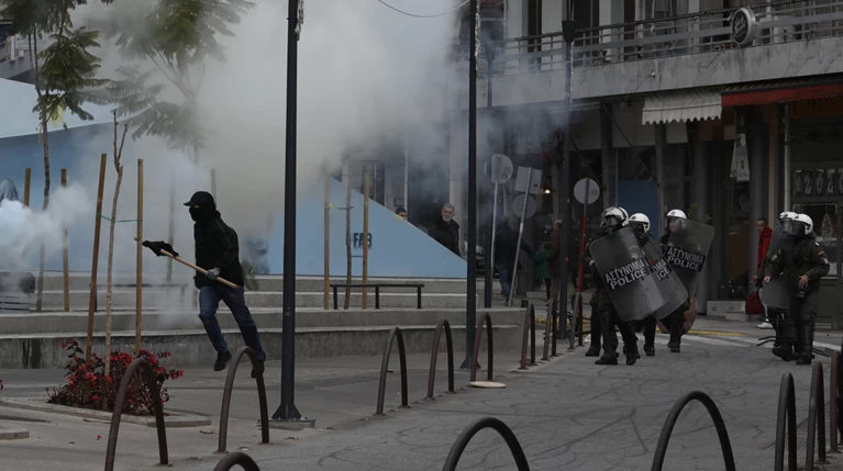 Αντιεξουσιαστής καταδιώκει και χτυπάει ηλικιωμένο πρίν φθάσουν τα ΜΑΤ