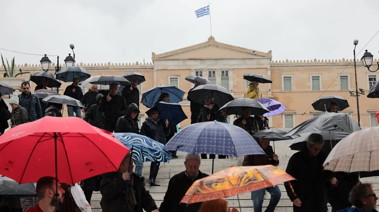 Kαιρός: Παραμονή Χριστουγέννων με καταιγίδες, μποφόρ & χιόνια