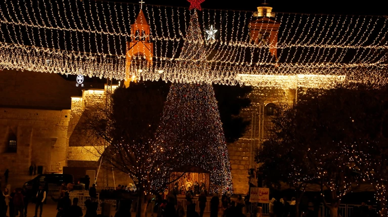 Χιλιάδες Χριστιανοί γιορτάζουν τα Χριστούγεννα στη Βηθλεέμ