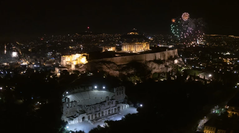 Η Αθήνα υποδέχτηκε το νέο χρόνο: Εικόνες από τη μεγάλη γιορτή