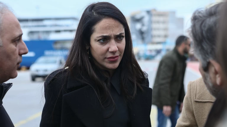 Δόμνα Μιχαηλίδου: Εορταστικό γεύμα σε αστέγους στον Πειραιά