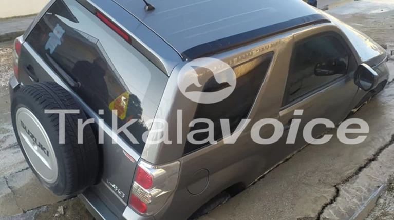 Άνοιξε ο δρόμος και… κατάπιε αυτοκίνητο στα Τρίκαλα
