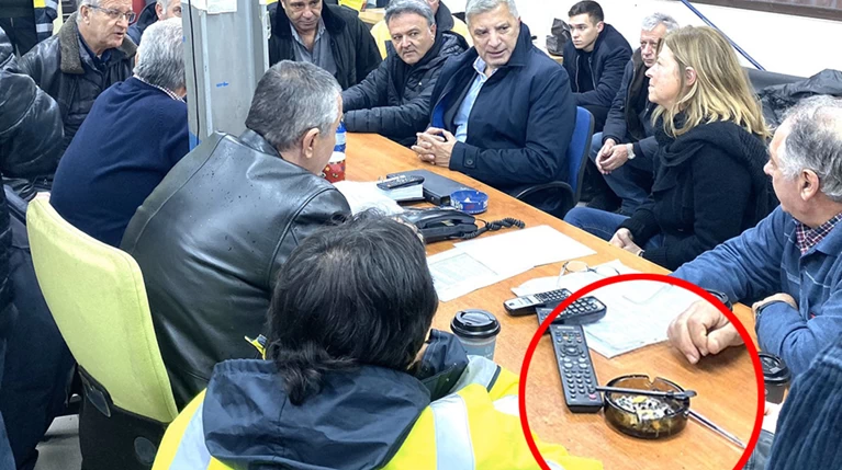 Ειρωνίες για τον Πατούλη και τον αντικαπνιστικό- Οι φωτό που τον έκαψαν...