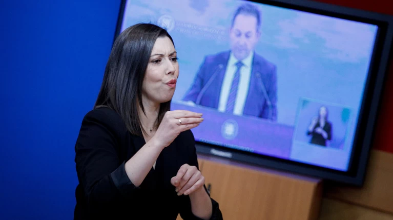 Για πρώτη φορά και στη νοηματική το briefing των πολιτικών συντακτών