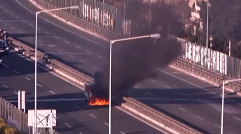 Χάος στον Κηφισό: Αυτοκίνητο άρπαξε φωτιά