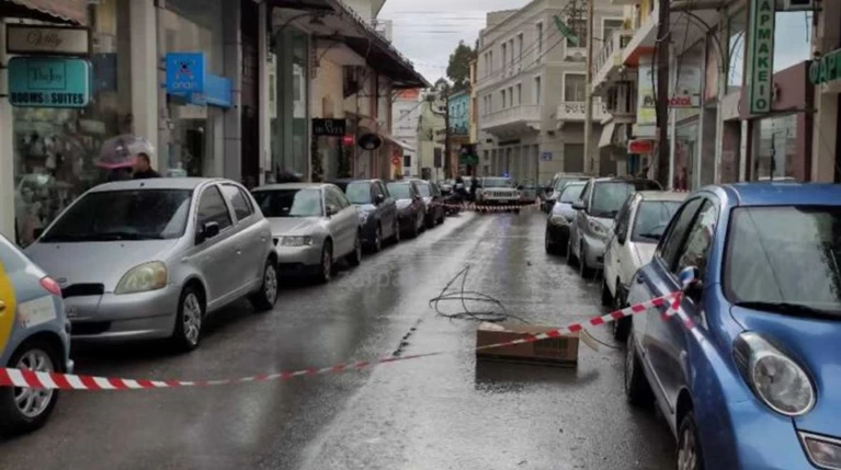 Απίστευτο & επικίνδυνο: Καλώδιο της ΔΕΗ στο οδόστρωμα στα Χανιά