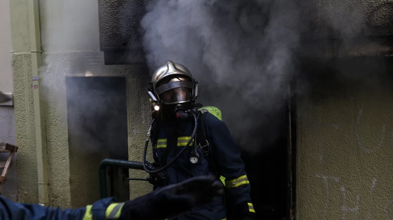 Πυρκαγιά σε κτίριο στον Πειραιά - 6 οχήματα της Πυροσβεστικής ενεργούν