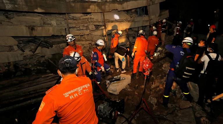 Kατάρρευση κτιρίου στην Καμπότζη - 10 νεκροί και 23 τραυματίες