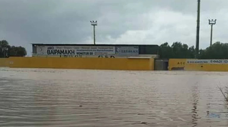 Κρήτη-κακοκαιρία: Γήπεδο μετατράπηκε σε λιμνοθάλασσα στο Ηράκλειο