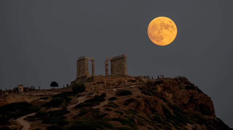 Πανσέληνος την Παρασκευή -Με μερική έκλειψη, ορατή και από την Ελλάδα