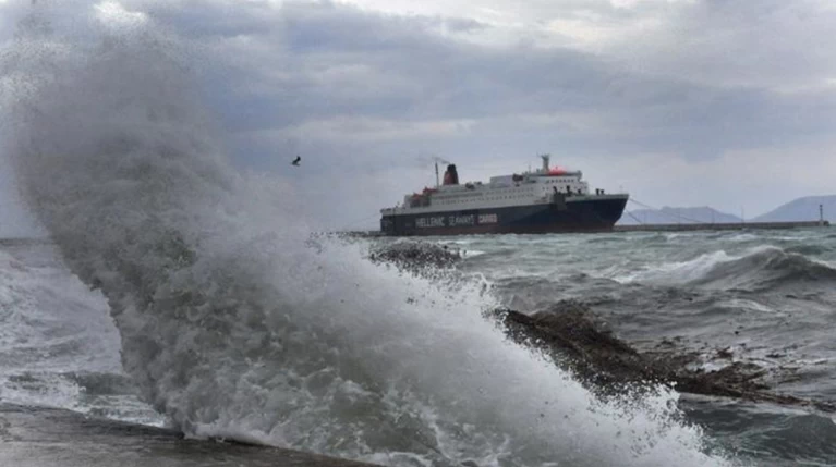 Παραμένουν τα μποφόρ στα πελάγη, βροχές στην Κρήτη