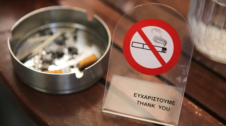 Η Αυγή διαμαρτύρεται για τον αντικαπνιστικό - «Ερχονται απολύσεις»