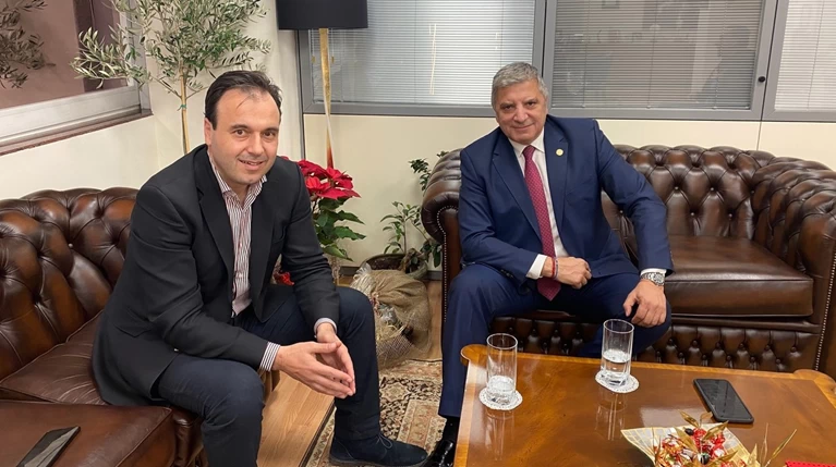 Πόλεμος Πατούλη- υπαλλήλων για 3 πολυτελείς Chesterfield πολυθρόνες