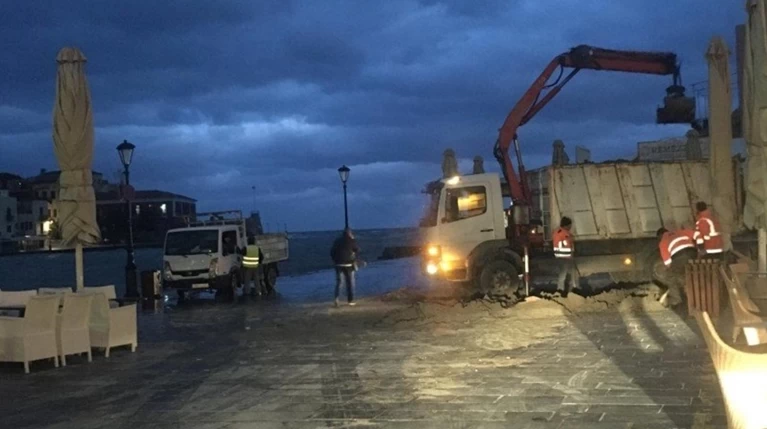 Χανιά: Ο «Ηφαιστίωνας» άφησε 15 τόνους σκουπίδια στο Ενετικό λιμάνι