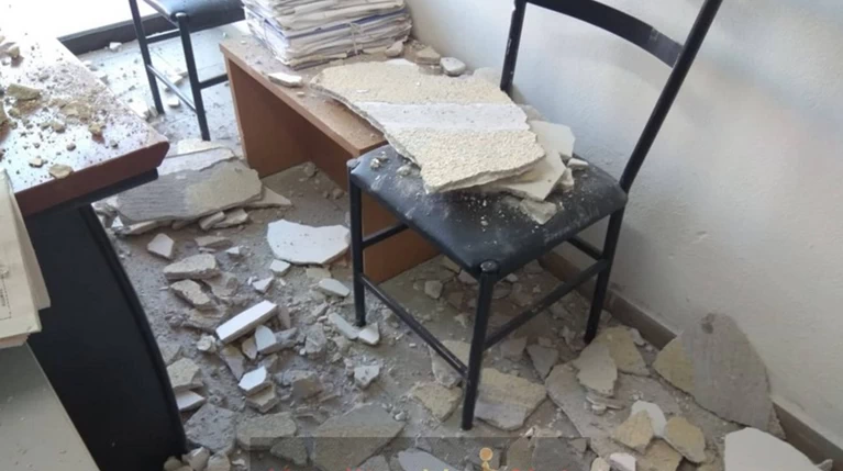 ΔΟΥ Καρδίτσας: Έπεσε το ταβάνι και τραυμάτισε υπάλληλο