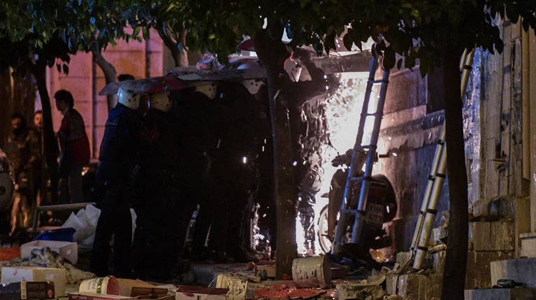 Κουκάκι: Τα ΜΑΤ μπαίνουν στην κατάληψη - βίντεο