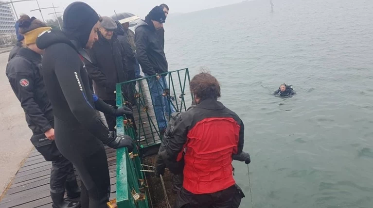 Θεσσαλονίκη: «Ψαρεύουν» ηλεκτρικά πατίνια στον Θερμαϊκό!