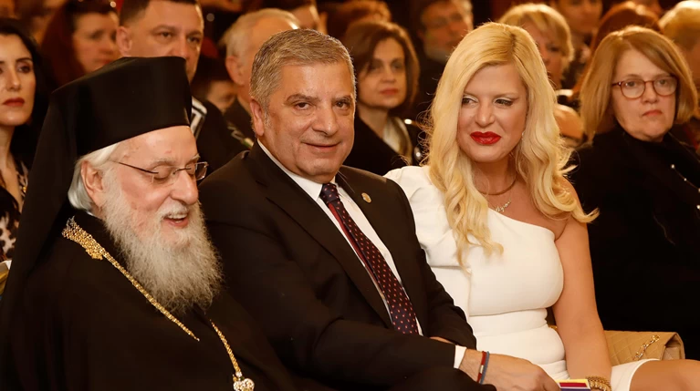 Υπερπαραγωγή η Πατούλη στην κοπή πίτας με λευκό φόρεμα με έναν ώμο