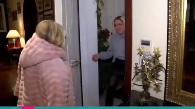 Ποια μεγάλη λαϊκή ντίβα φορά γούνα μέσα στο σπίτι της