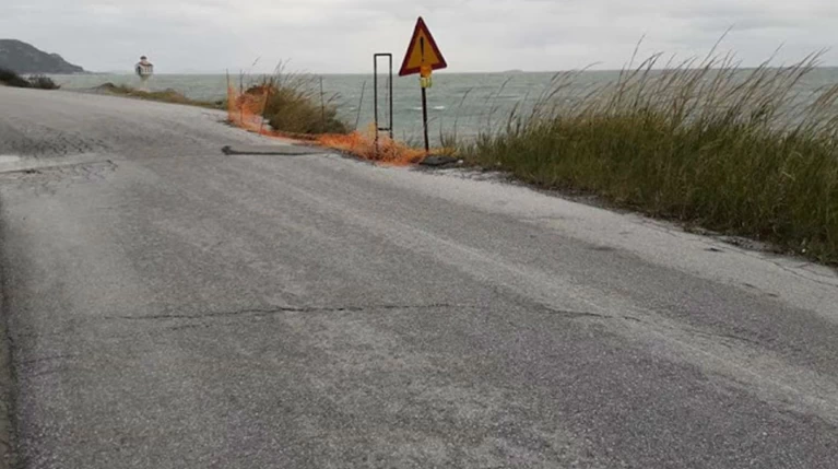 «Εβρεξε» βράχια στην Κύμη τραυματίες δύο αστυνομικοί
