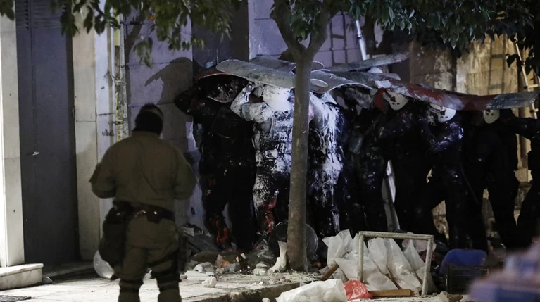 Κουκάκι: Πετούσαν βενζίνη στον τροχό - Για να κάψουν τους αστυνομικούς