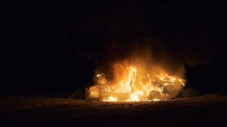 Πυρπόλησαν βαν φύλακα ανεμολογικού ιστού στα Άγραφα και έκαψαν δύο σκυλιά