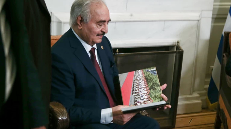 Ο Στρατάρχης Χαφτάρ παρατηρεί λεύκωμα που του έδειξε ο Δένδιας