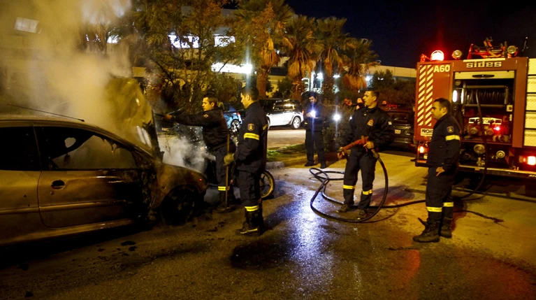 Μπαράζ εμπρησμών τη νύχτα στην Αθήνα, σε οχήματα & καφέ