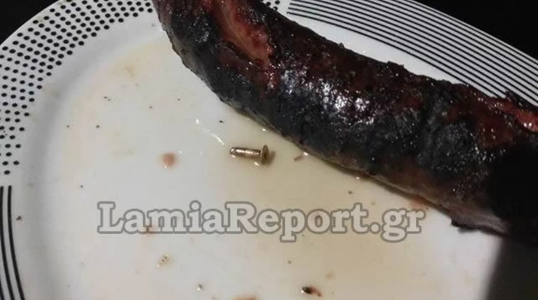 Λαμία: Βρήκε βίδα μέσα στο λουκάνικο - Δείτε τις εικόνες
