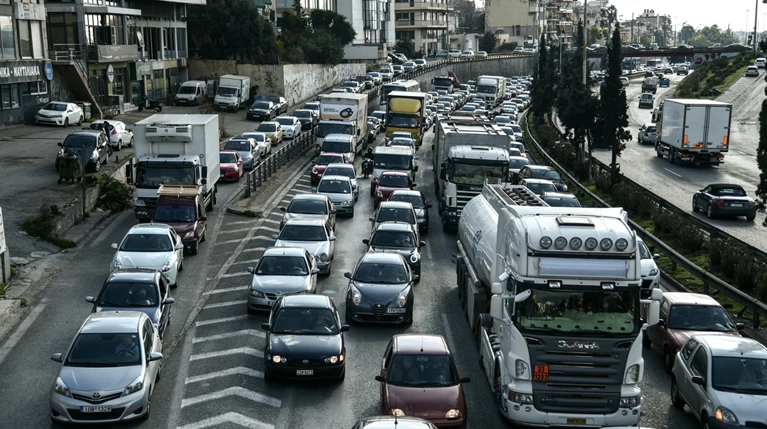 Κυκλοφοριακό κομφούζιο στον Κηφισό - ουρές 7 χιλιομέτρων