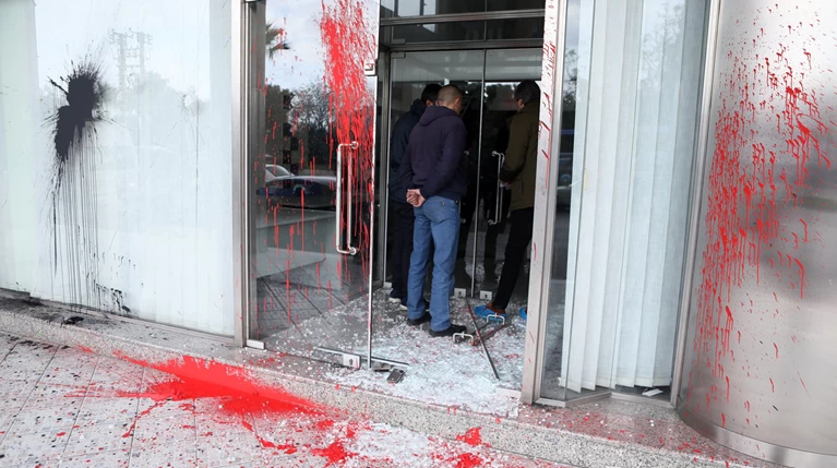 Εσπασαν τζαμαρία και πέταξαν μπογιές στη Γ.Γ. Κοινοτικών Πόρων