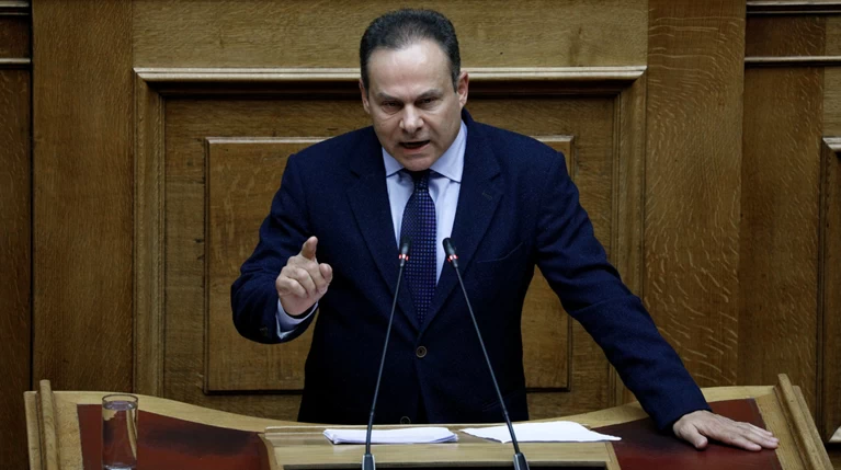 Μανωλάκος: Ο βουλευτής που... τρέχει να προλάβει την ψηφοφορία