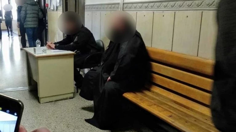 Σε δίκη ο παπάς που έκαψε καρναβαλικές κατασκευές στην Πάτρα